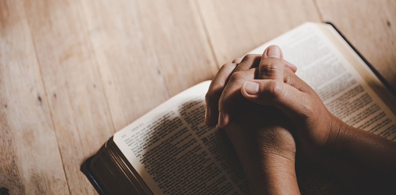 Orando com as Escrituras: Conectando-se com Deus por meio de Sua Palavra