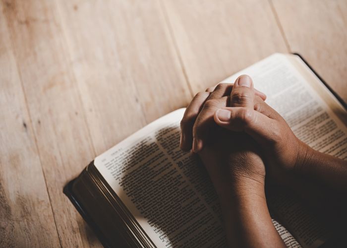 Orando com as Escrituras: Conectando-se com Deus por meio de Sua Palavra